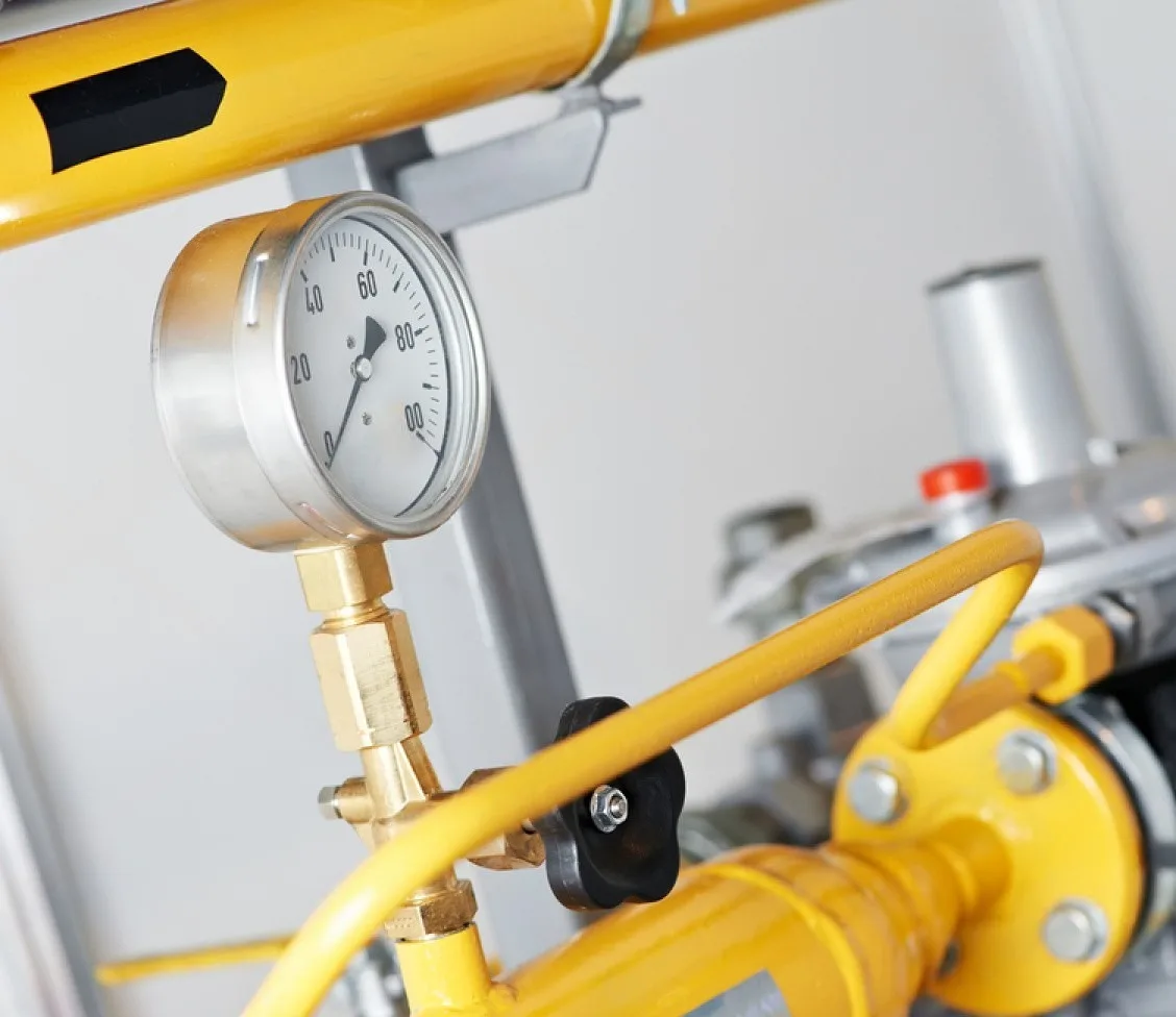 Đồng hồ đo áp suất trên đường ống gas công nghiệp màu vàng