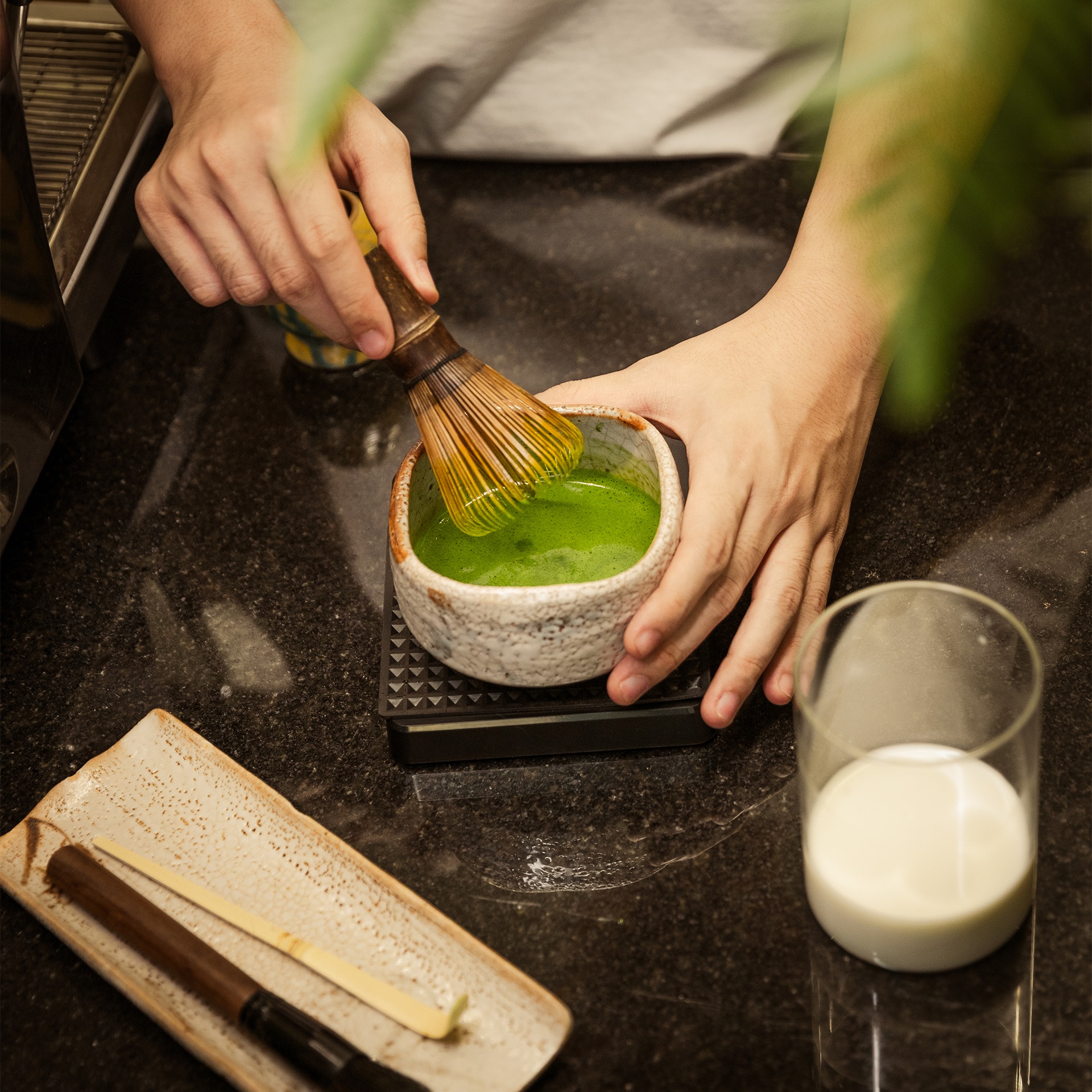Mah Cup Matcha Coffee đánh matcha bằng chasen