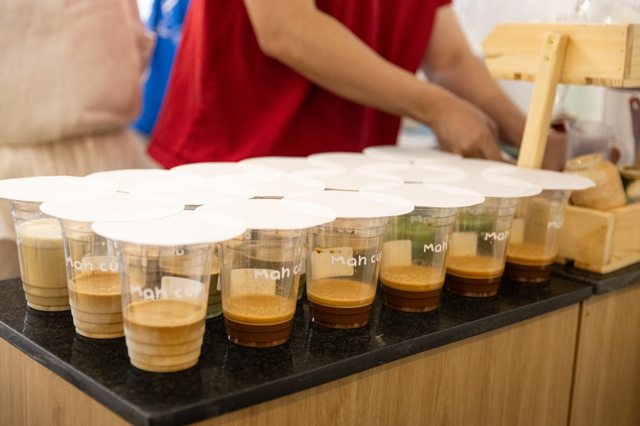 Mah Cup Matcha Coffee nhiều ly cà phê trên quầy