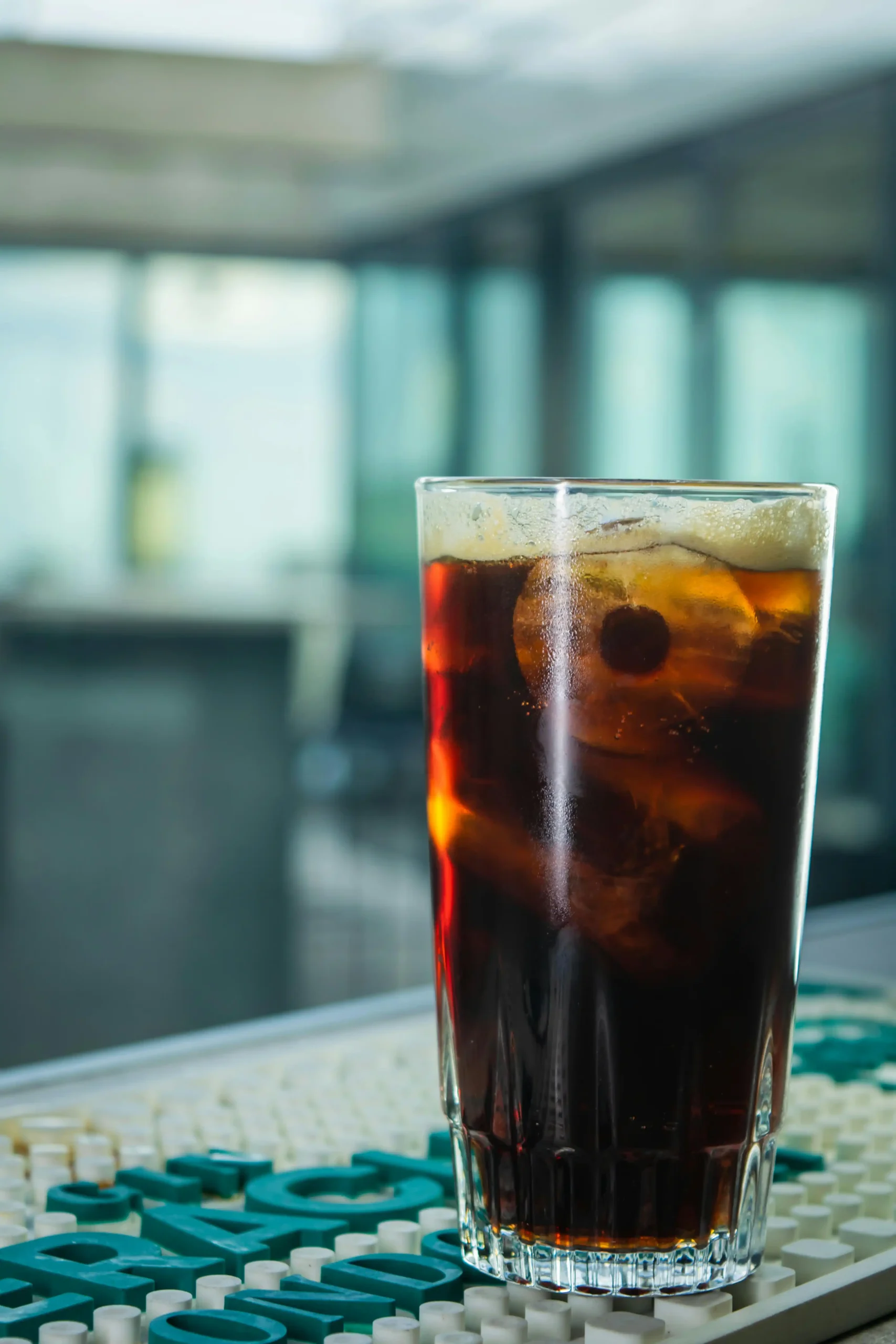 Ly cà phê Cold Brew trong trẻo