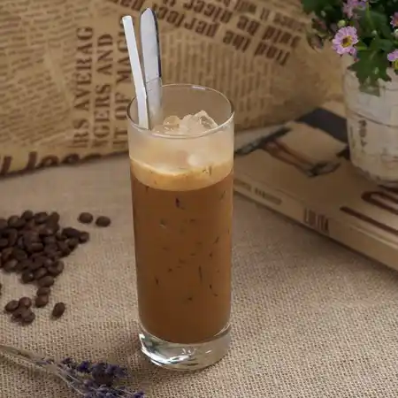 So sánh ly cà phê sữa đá đậm vị và bạc xỉu nhiều sữa