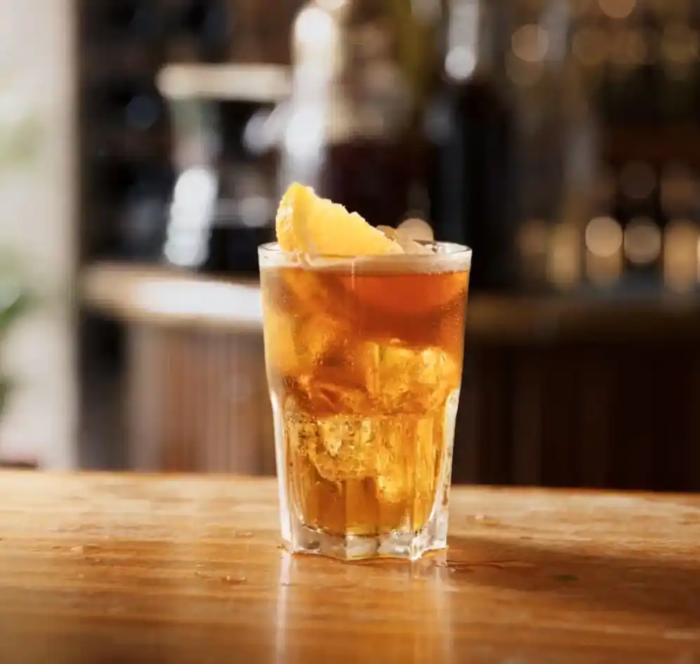 Kỹ thuật rót cold brew qua lưng thìa giúp ly tonic hạn chế trào bọt