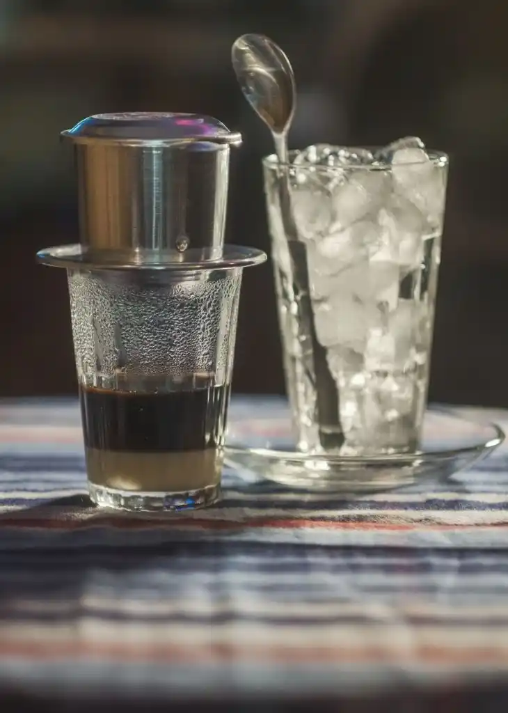 Ly cà phê sữa đá pha phin với sữa đặc và đá viên